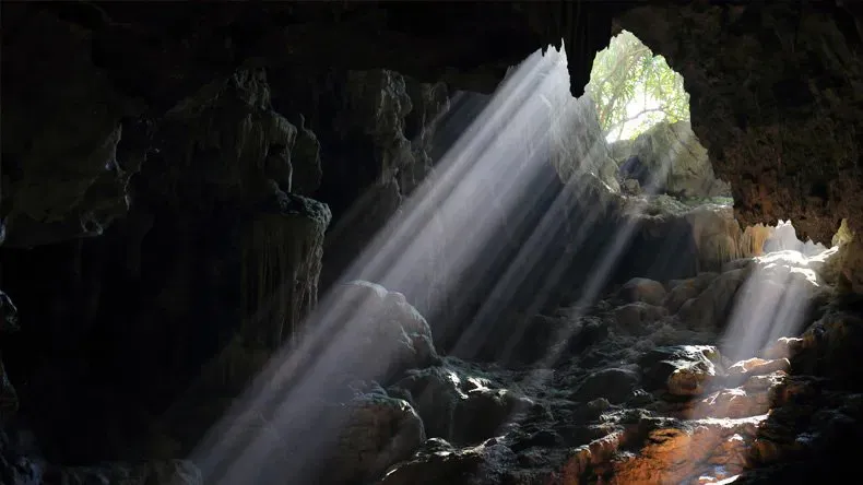 Sung Sot Cave, or Surprise Cave, is a must-see in Ha Long Bay, known for its stunning stalactites and stalagmites. - Photo source: Adobe Stock